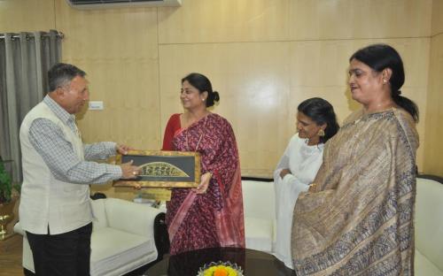 Member Mrs. Shamina Shafiq held a meeting with Hon’ble Governor Chattisgarh His Excellency Shekhar Dutt, SM in his office chamber