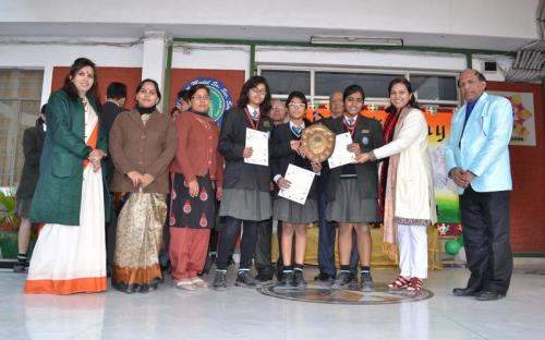 Dr Charu WaliKhanna, Member NCW with Award Winners, Dr Deepa narula and Mr. Vijay Gaur, Secretary, Bhagidari Jan Sahyog Samiti